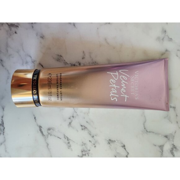 Victorias Secret Velvet Petals Fragrance Lotion 236ml / 8 Fl Oz - Picture 3 of 3
